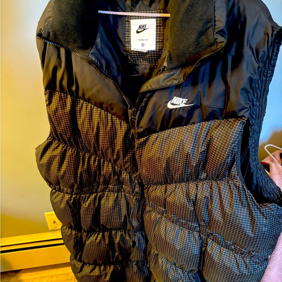 Nike Sportswear Windpuffer is a high-performance, stylish outerwear!! - Picture 2 of 11